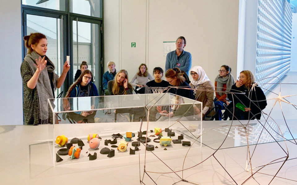 Schülergruppe in der Design-Ausstellung der Pinakothek der Moderne