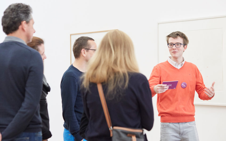 Ein Schüler erklärt Erwachsenen die Kunst im Museum Brandhorst